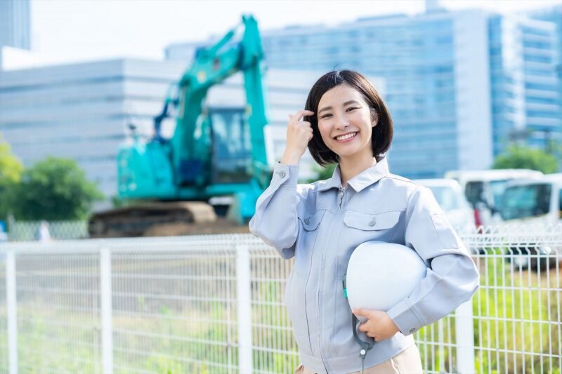 建設現場で働く女性スタッフ_R